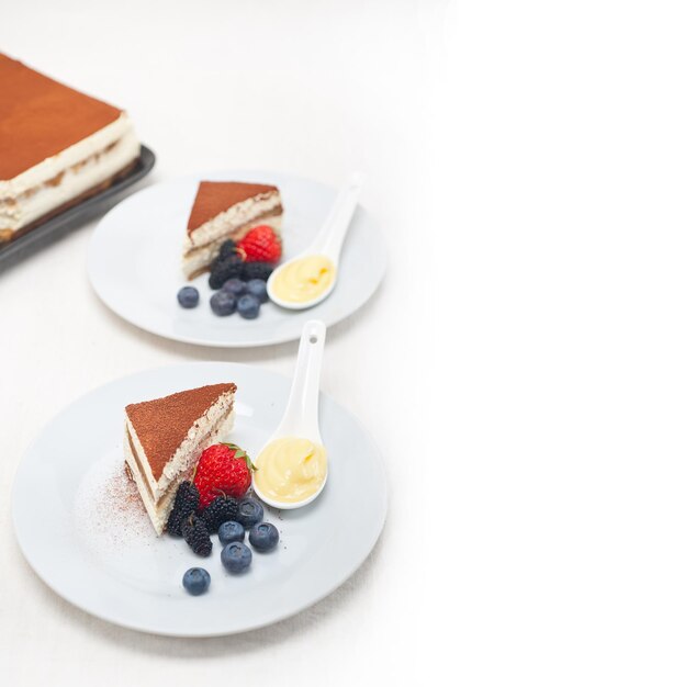 Kawałek tortu na talerzu