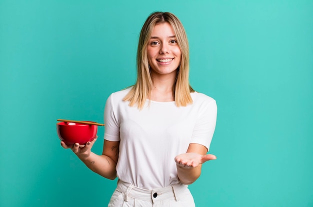 Uśmiechnięta osoba z miską sałatki